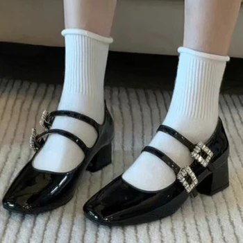  Женская обувь Mary Jane, нескользящая, новинка весны 2024 года, лакированная кожа с квадратным носком, Однотонная женская обувь на квадратном каблуке со стразами