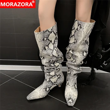  MORAZORA/ Большие размеры 34-42, Новые Женские ботинки, Модные Сапоги до колена на высоком каблуке-шпильке с острым носком и Змеиным принтом